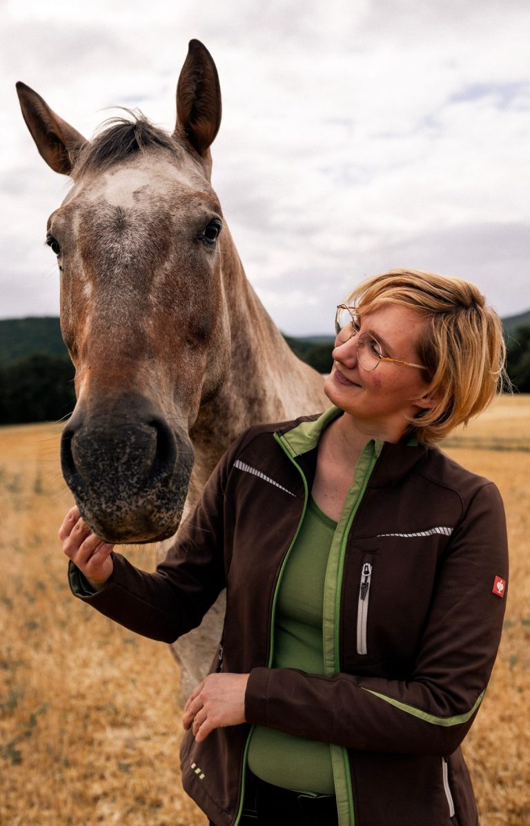 Marlen Hermann mit ihrem Pferd Prakari